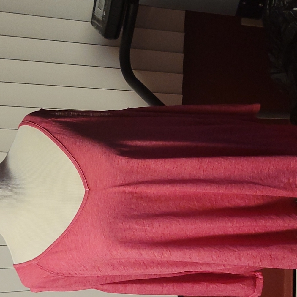 (3 items for $20 bundle)Very light weight 3/4 length sleeve  top